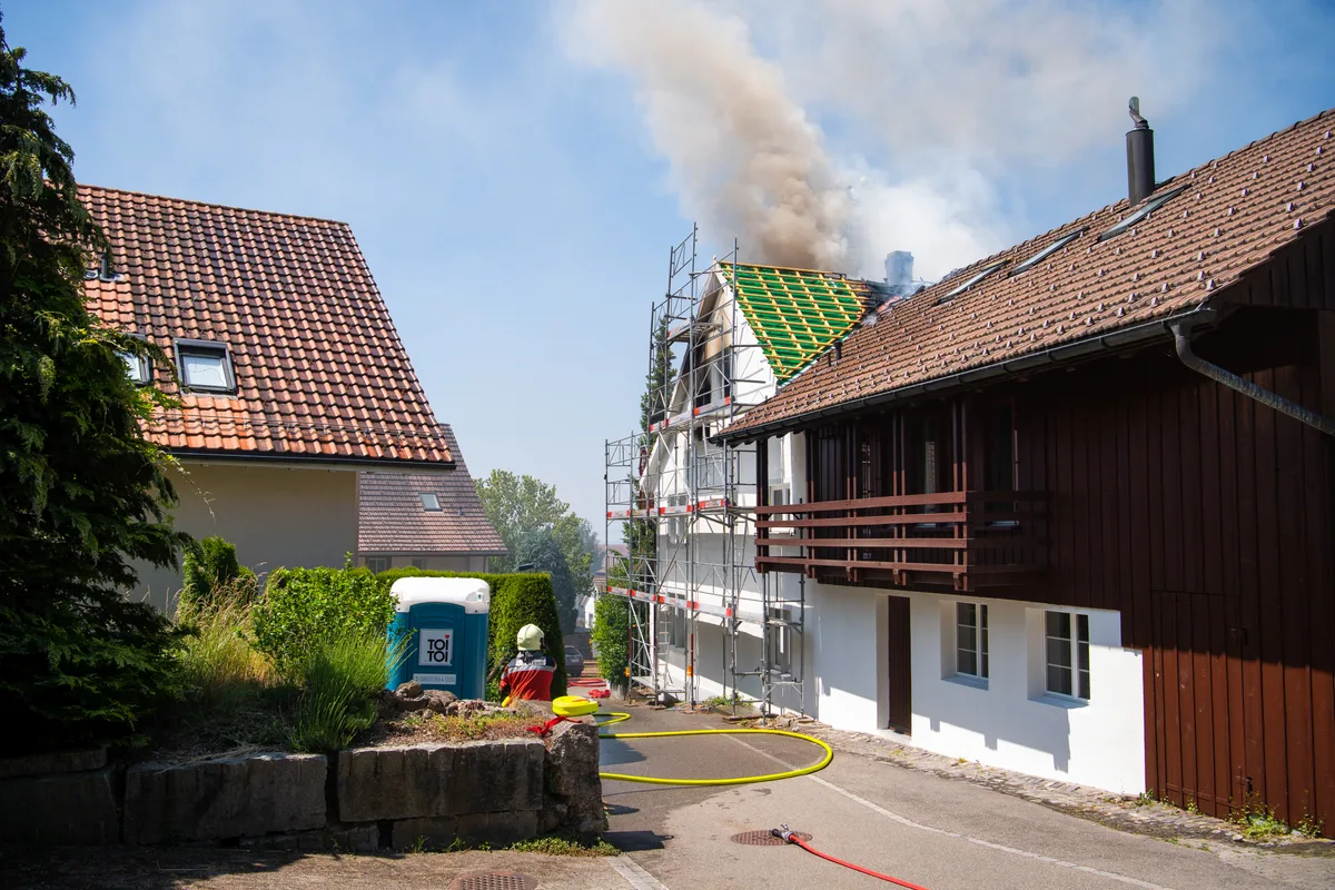 Brand am Postgässli 1 in Adetswil, 12.6.2023.